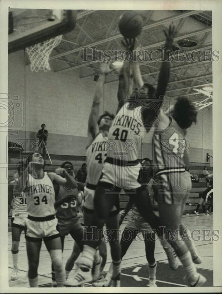 Press Photo Vikings basketball player #40 Dennis Horne battles for rebound- Historic Images