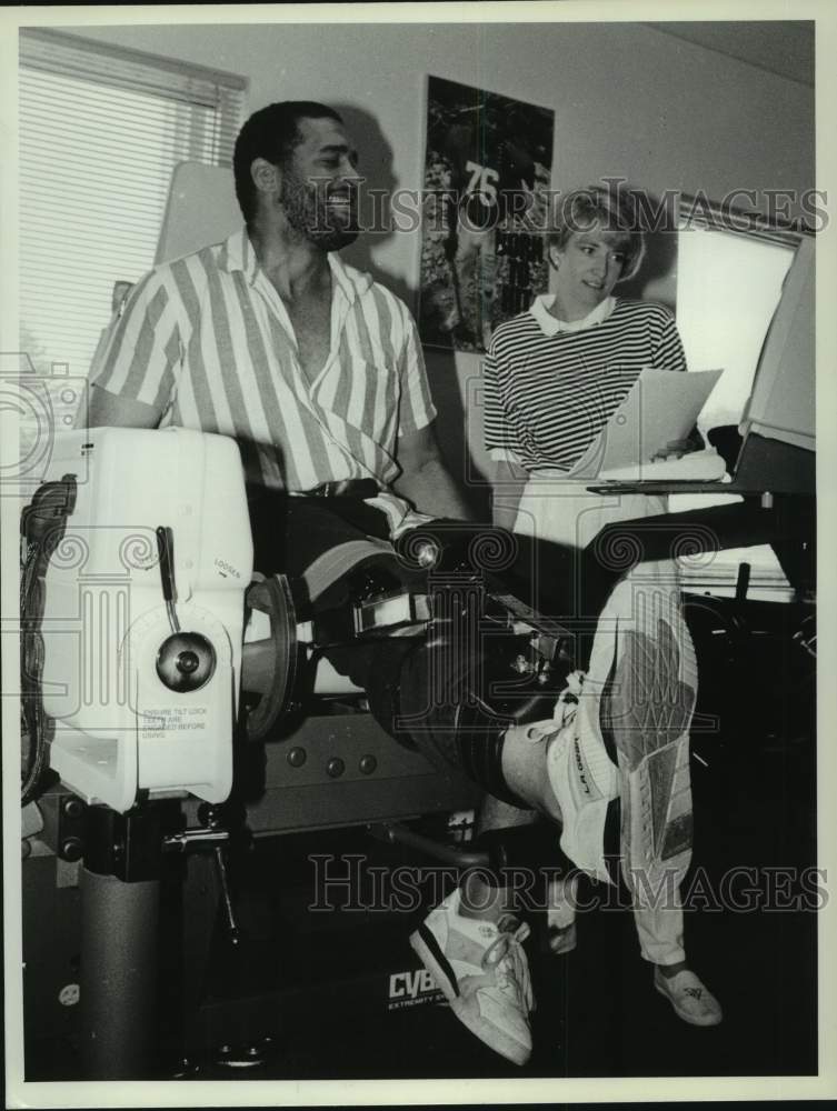 1990 Press Photo Brian Holloway rehabbing leg while Kathy Hoffman checks results- Historic Images