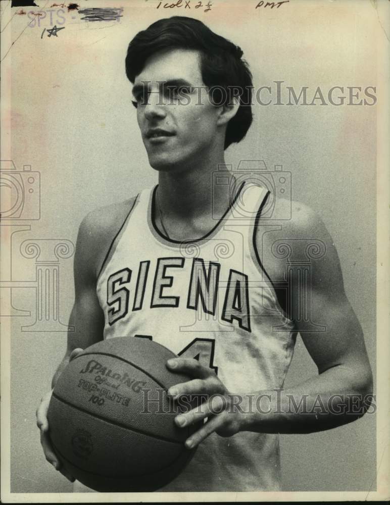 1976 Press Photo Gary Holle, Siena College basketball player, poses with ball- Historic Images