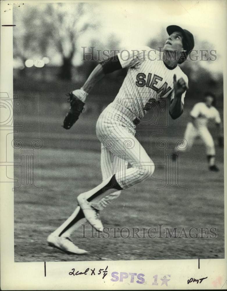 Press Photo Gary Holle, Siena College baseball player, runs to catch fly ball- Historic Images