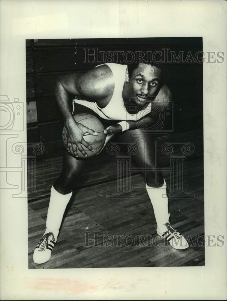 1978 Press Photo Basketball player Ducey Hughes poses for photo with ball- Historic Images