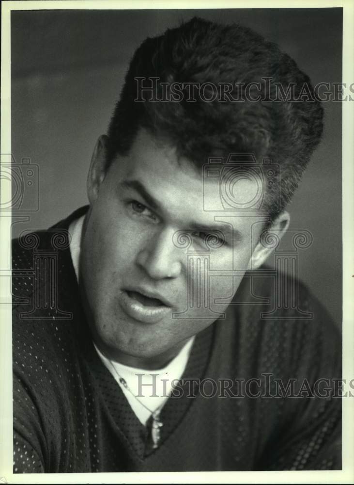 1990 Press Photo Baseball pitcher Matt Stevens sits at Heritage Park, New York- Historic Images