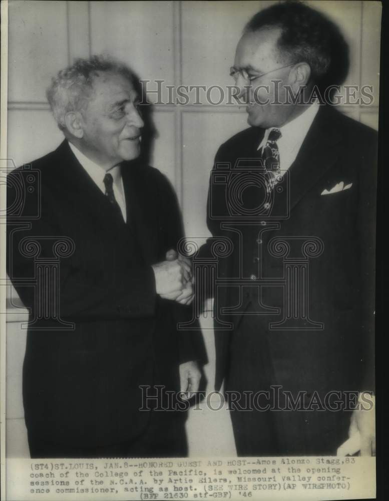 1946 Press Photo Amos Alonzo Stagg welcomed to NCAA tournament in St. Louis, MO- Historic Images