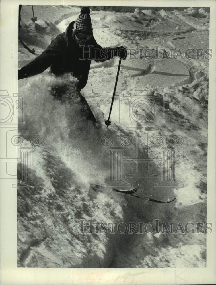 Press Photo Snow skier sprays snow making a turn on the slopes in New York- Historic Images