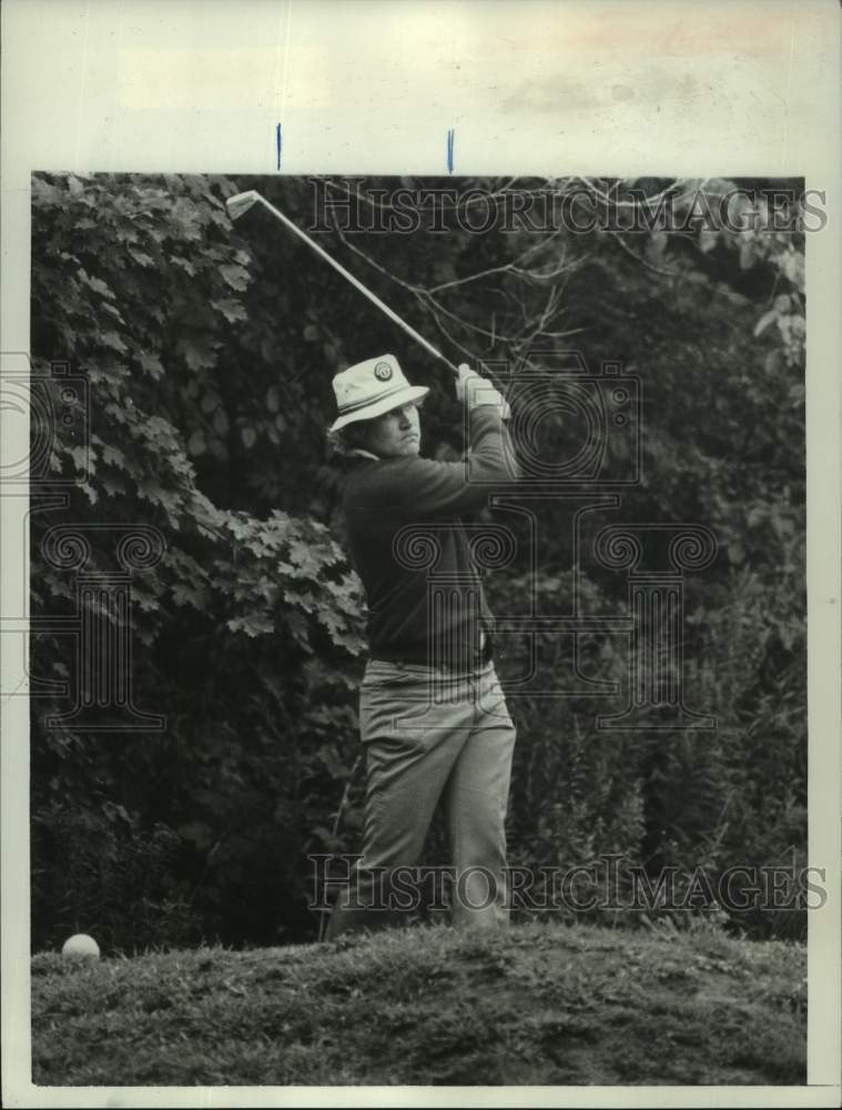 Press Photo Bob Jordon chipping during round of golf in New York - tus04669- Historic Images