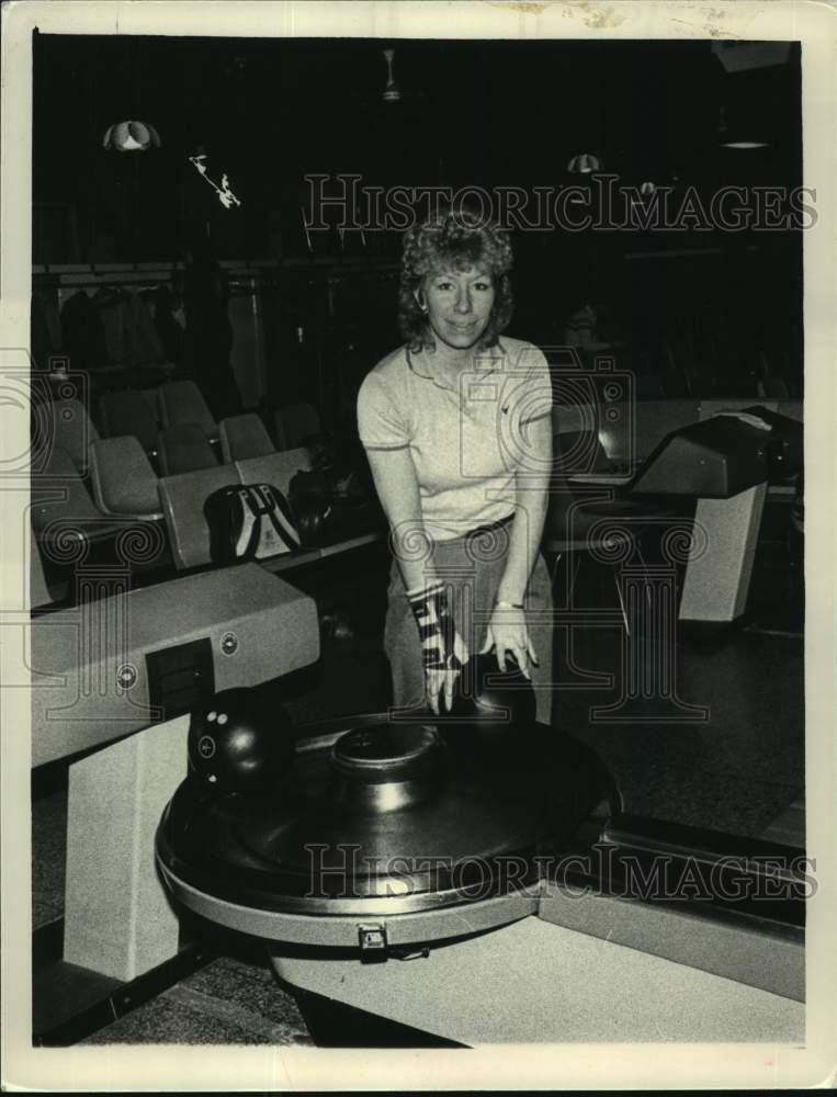 1984 Press Photo Bowler Kim Julien at Sportsmen Bowl in Schenectady, New York- Historic Images