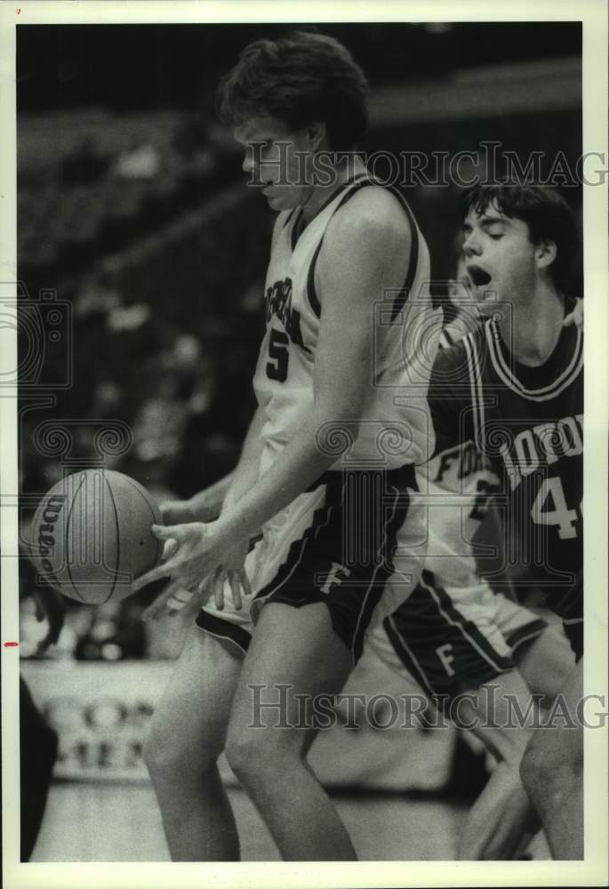 1990 Press Photo Loyola vs. Fordham college basketball, Knick Arena, Albany, NY- Historic Images