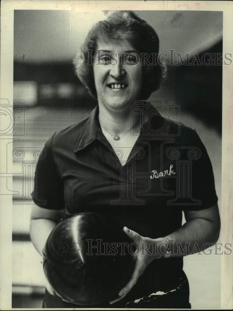 1979 Press Photo Bowler Barb Leicht poses for photo in New York bowling alley- Historic Images