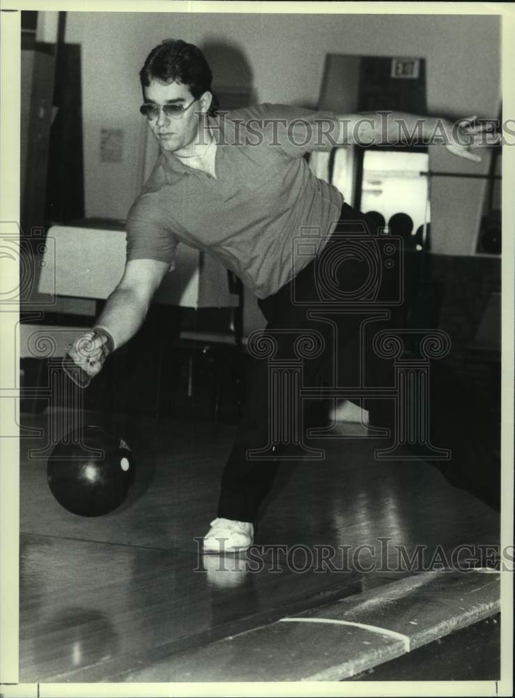 1987 Press Photo Brian LeClair competes in bowling tournament in Latham, NY- Historic Images