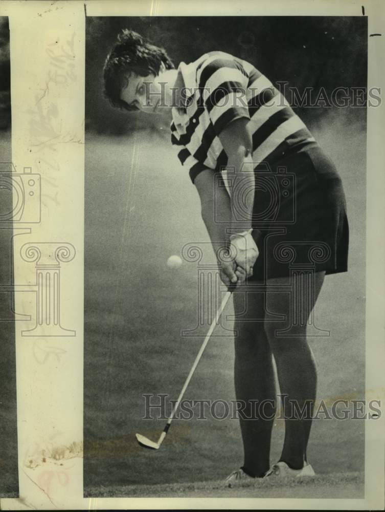 1978 Press Photo Golfer Cathy Morse hits chip shot during round in New York- Historic Images