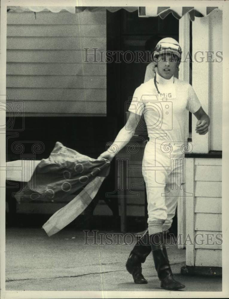 1985 Press Photo Jockey Richard Migliore following race in Saratoga, New York- Historic Images