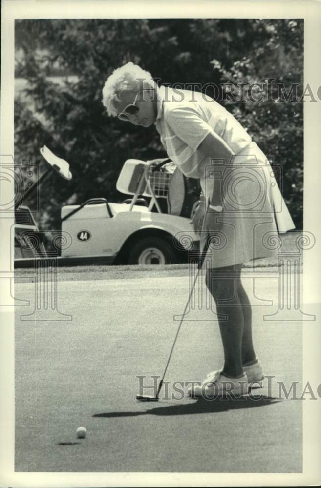 1988 Press Photo Golfer Joan Ripps watches her putt approach hole in Colonie, NY- Historic Images