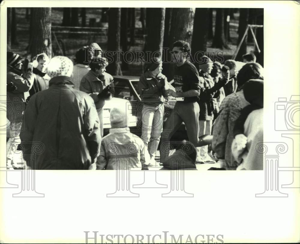 1990 Press Photo Crowd cheers on the runners at the Stockadeathon, Schenectady- Historic Images