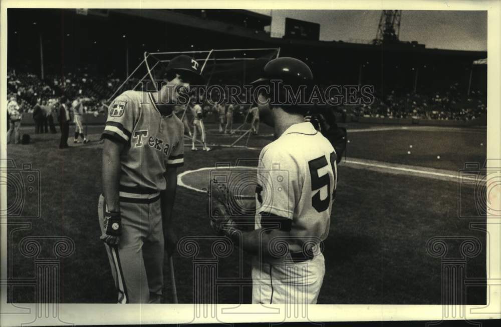 1979 Press Photo Texas Rangers baseball player Gary Holle laughs with Red Sox- Historic Images