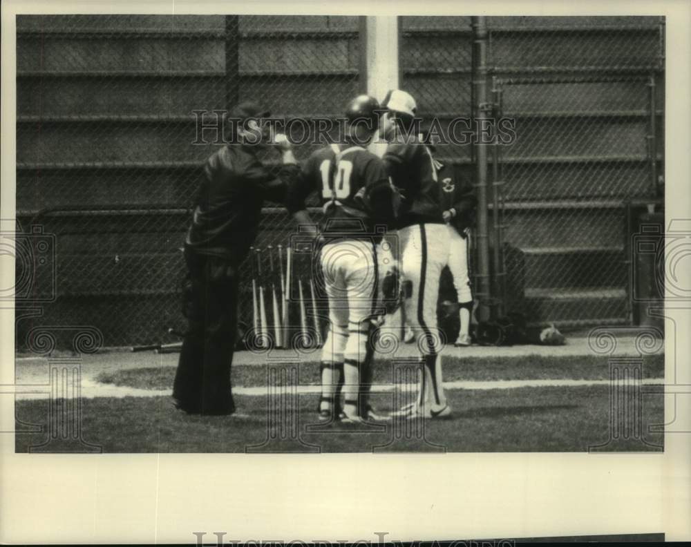 1985 Press Photo Baseball umpire tells Union pitcher not to complain about calls- Historic Images