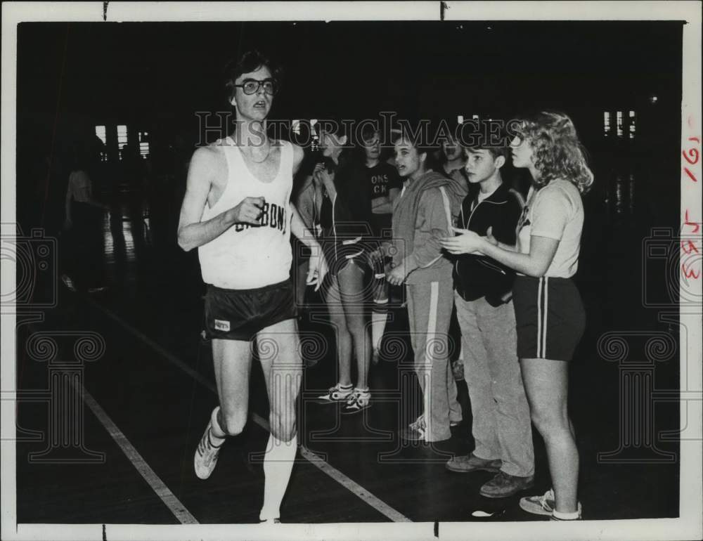 1980 Press Photo Pat Moroney wins 1-mile walk during track meet in Albany, NY- Historic Images