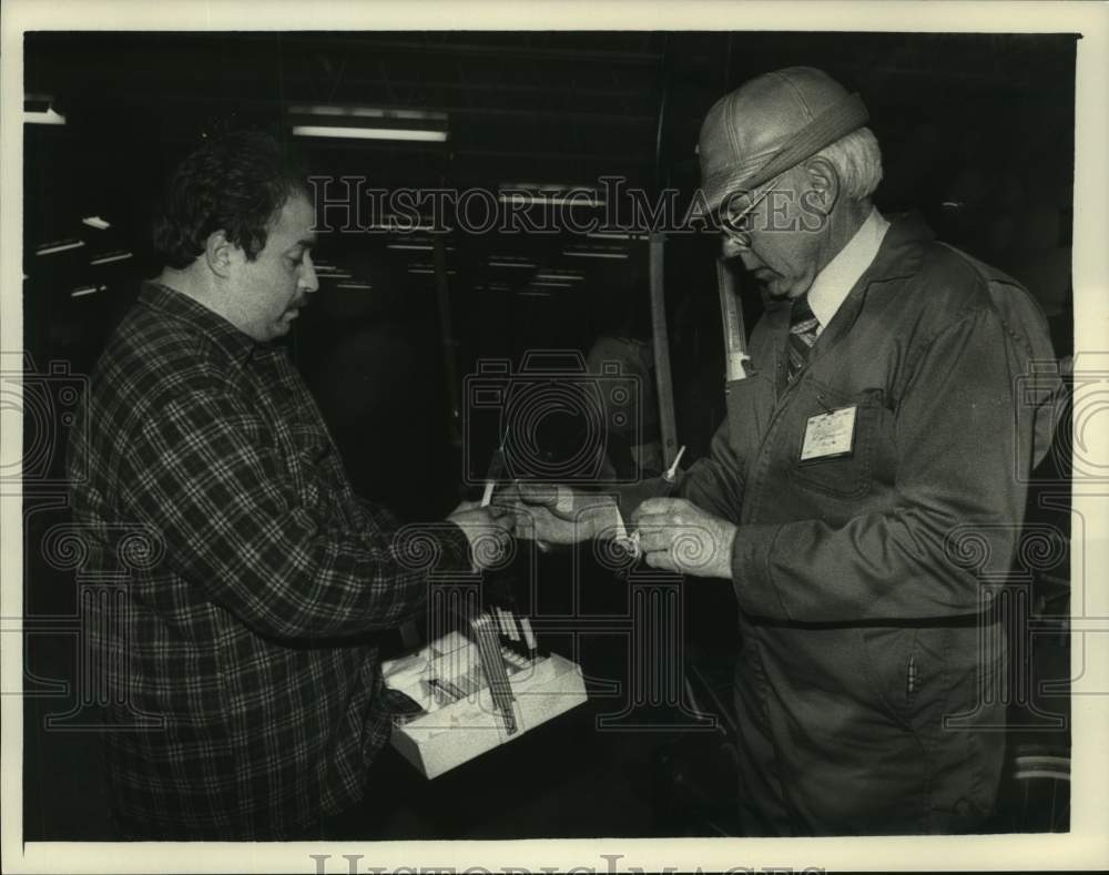 1984 Press Photo New York State veterinarian preps tests for horses in Saratoga- Historic Images