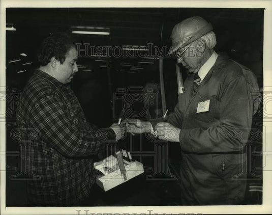 1984 Press Photo New York State veterinarian preps tests for horses in Saratoga- Historic Images