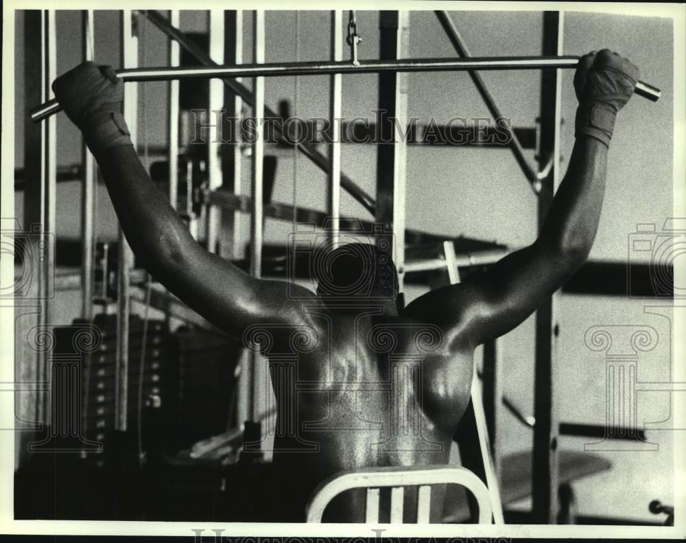 1990 Press Photo Vernon Murphy lifts weights at Kennel Center, Albany, New York- Historic Images