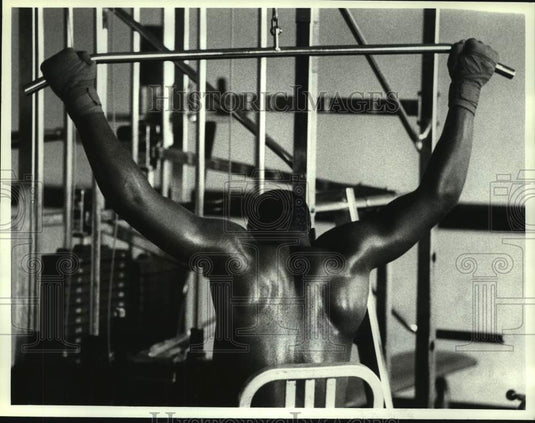 1990 Press Photo Vernon Murphy lifts weights at Kennel Center, Albany, New York- Historic Images