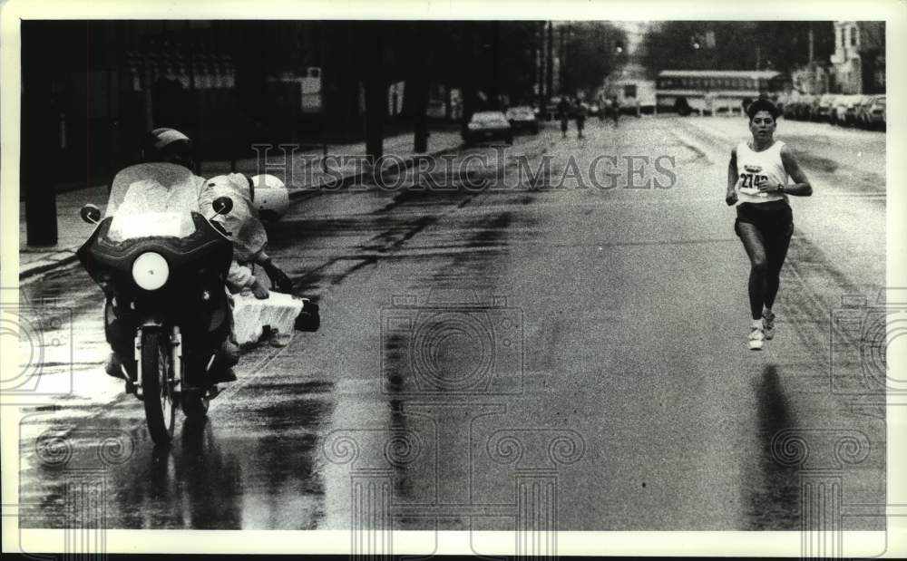 1990 Press Photo Runner competes in Freihofer&#39;s Run for Women, Albany, New York- Historic Images