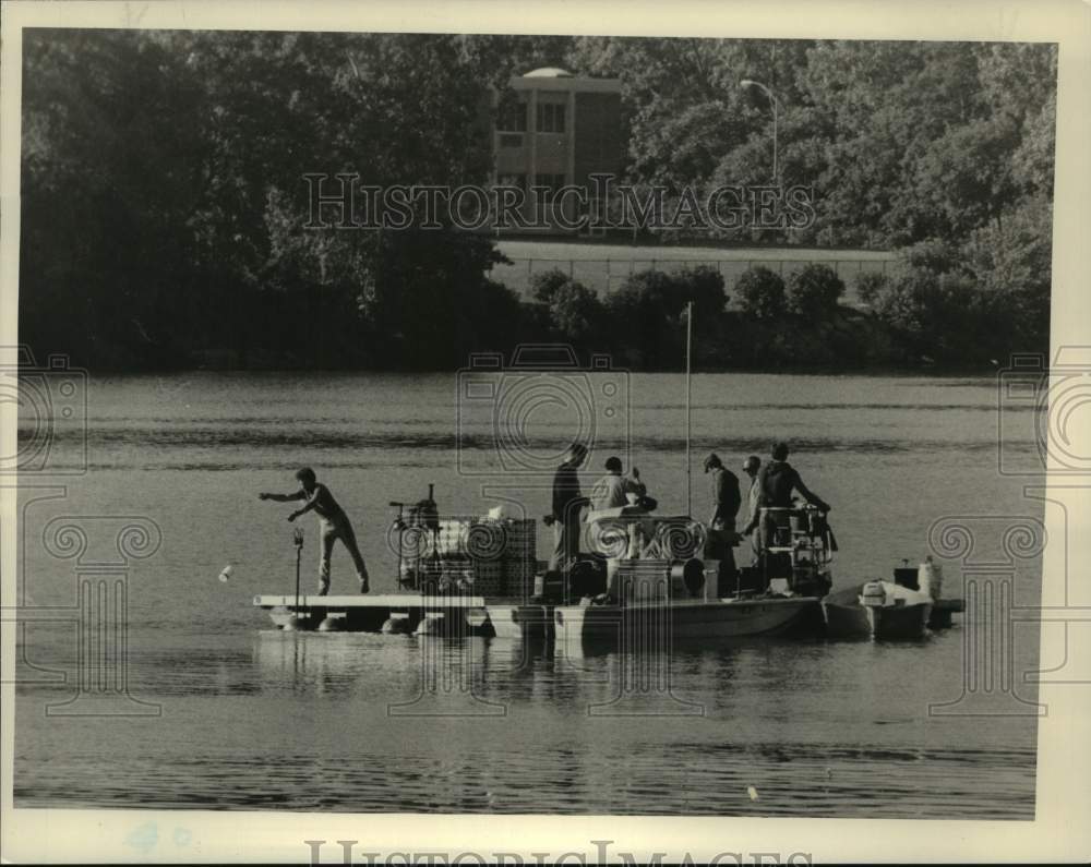 1985 Press Photo Crew sets up lanes for regatta on Hudson River in Albany, NY- Historic Images