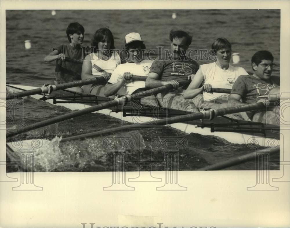 1985 Press Photo 8-person rowing crew competes in regatta in Albany, New York- Historic Images