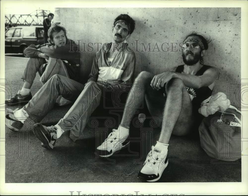 1987 Press Photo Runners rest after Hudson-Mohawk marathon, Albany, New York- Historic Images