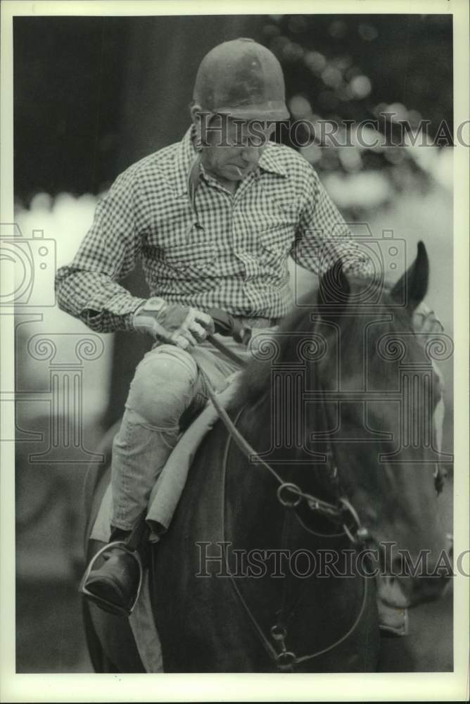 1987 Press Photo Trainer exercises racehorse at Saratoga Raceway in New York- Historic Images