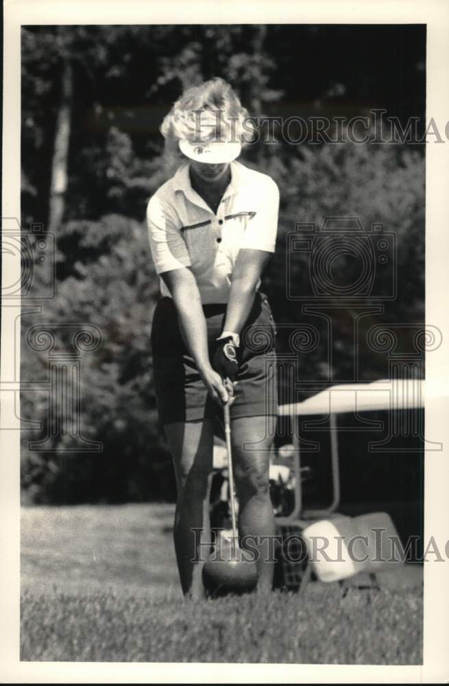 1988 Press Photo Golfer Laurie Segal plays at Colonie Country Club - tus05824- Historic Images