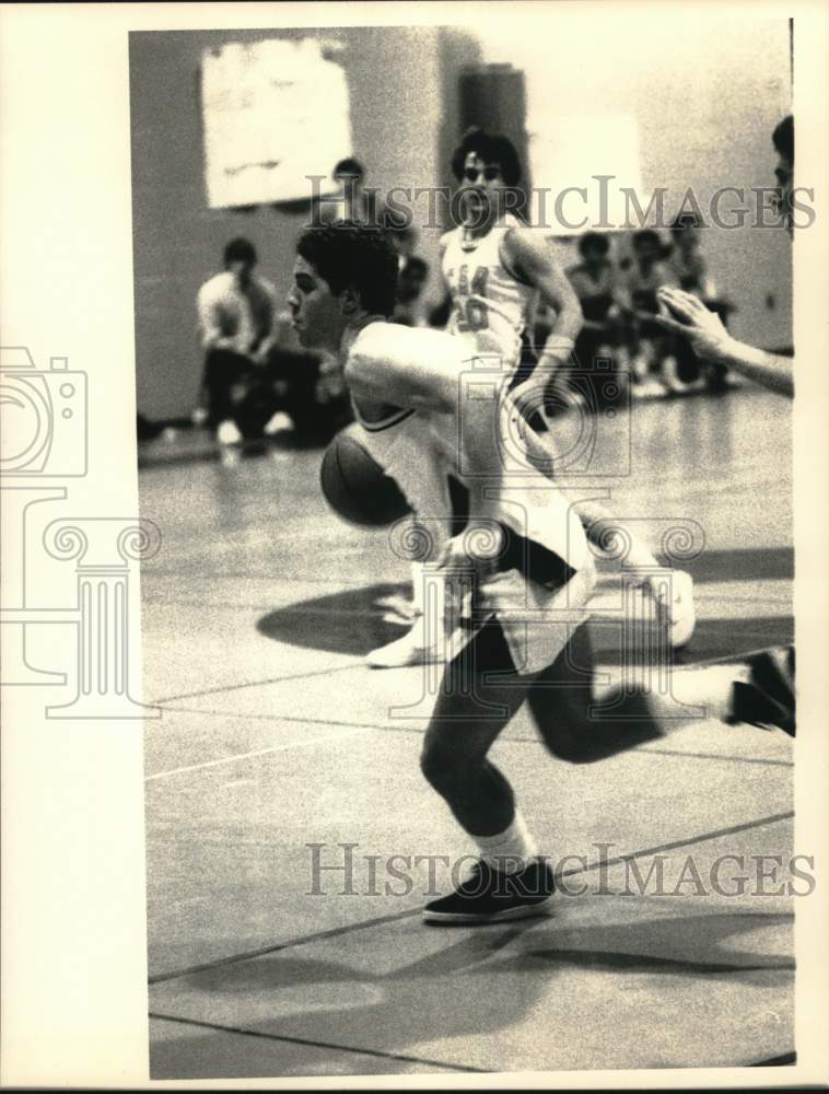 1984 Press Photo A basketball player in action - tus05921- Historic Images