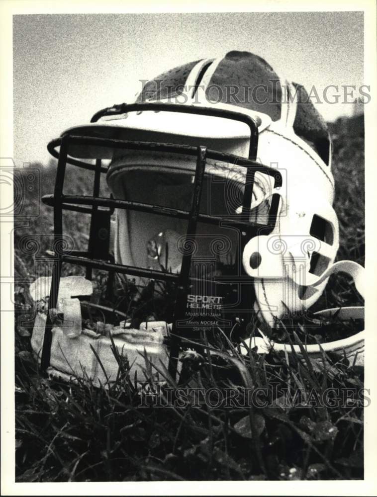 1990 Press Photo A lacrosse helmet at Latham Ridge School - tus05967- Historic Images