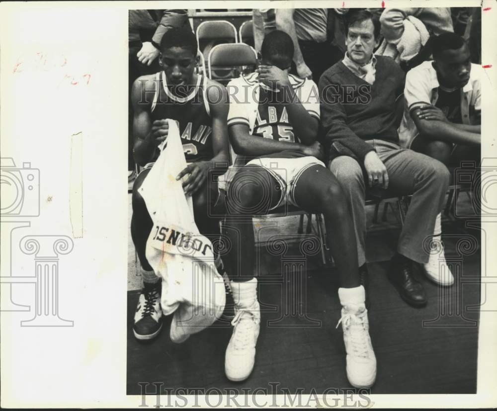 1987 Press Photo Albany basketball players on the sideline - tus06373- Historic Images