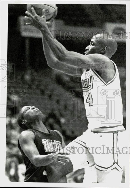 1990 Press Photo Albany Patroon Vince Askew & Wichita Fall Texan Derrick Taylor- Historic Images
