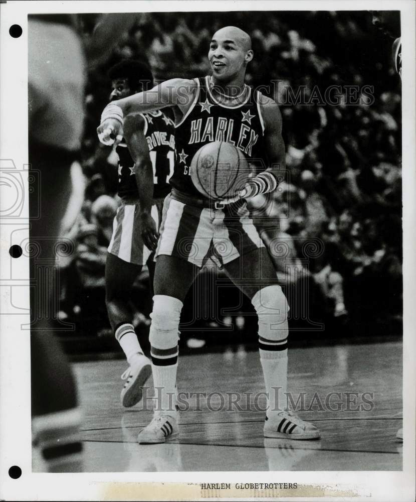 1977 Press Photo Harlem Globetrotters basketball in action - tus07461- Historic Images