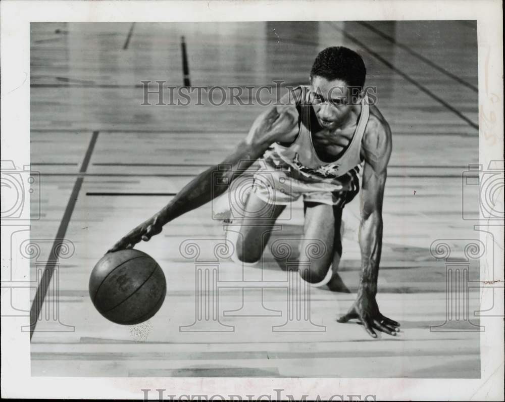 1970 Press Photo Basketball Player Marques Haynes Dribbles from Knees- Historic Images