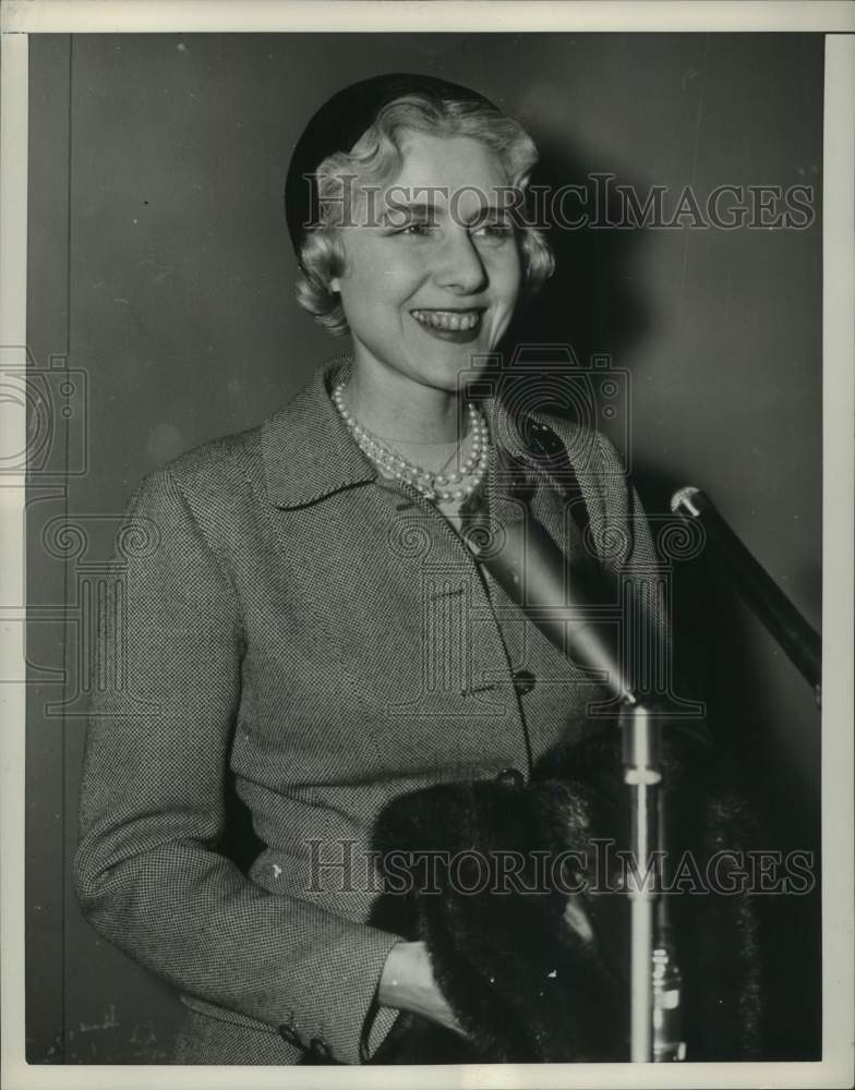 1953 Press Photo Clare Boothe Luce, US Ambassador to Italy, speaks in New York