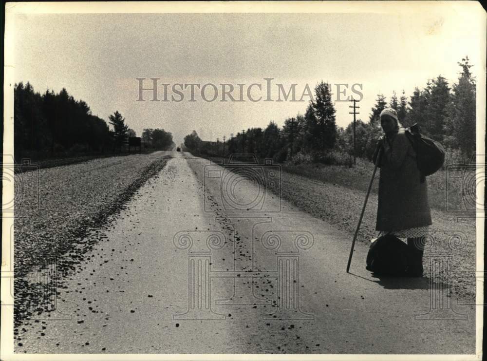 1972 Press Photo Peasant woman hitchhiking along Highway 10 in Russia