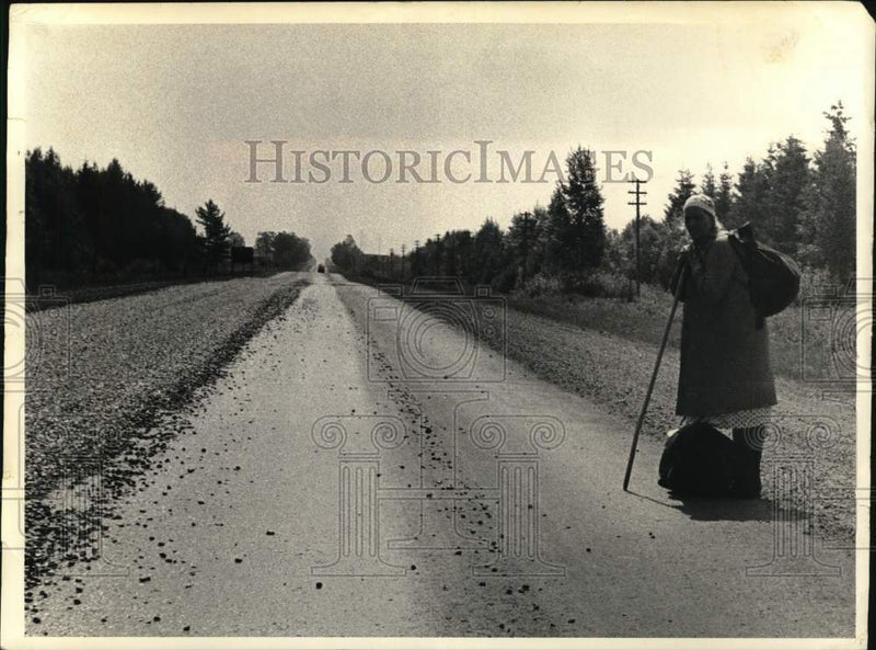 Load image into Gallery viewer, 1972 Press Photo Peasant woman hitchhiking along Highway 10 in Russia
