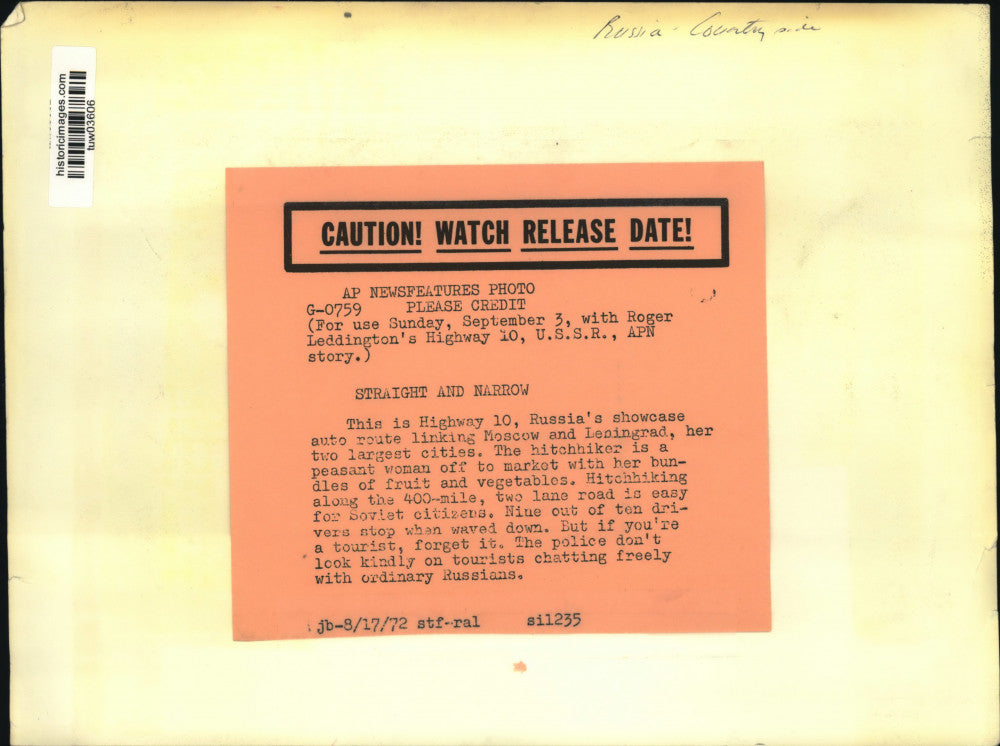 1972 Press Photo Peasant woman hitchhiking along Highway 10 in Russia