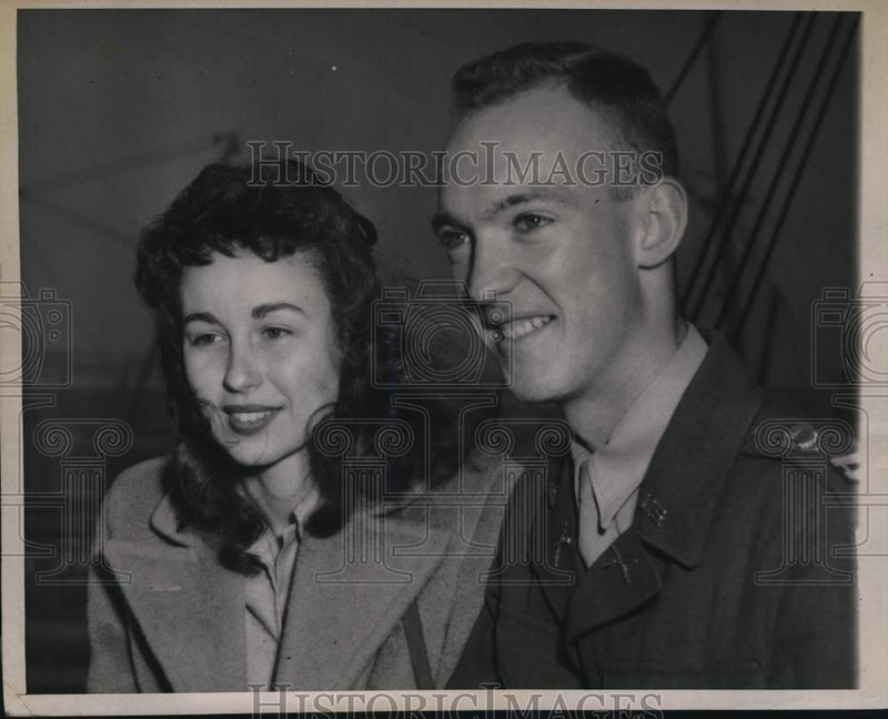 Load image into Gallery viewer, Press Photo Captain John Eisenhower with Barbara Jean Thompson in New York
