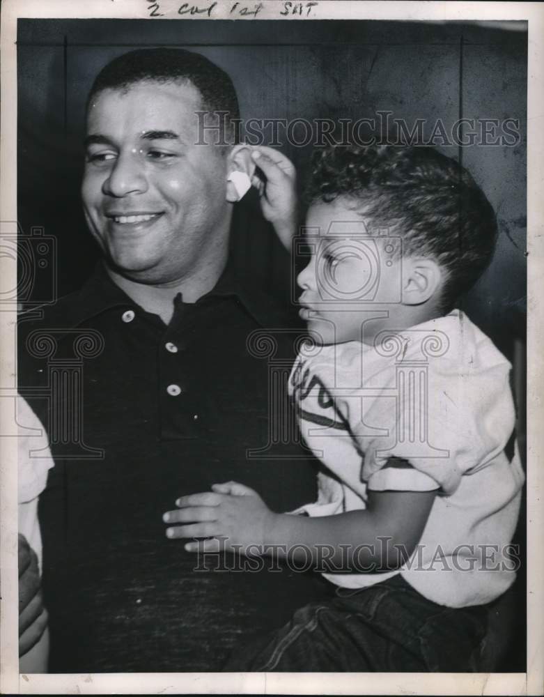 Press Photo Roy Campanella of the Brooklyn Dodgers with his son - tuw05526- Historic Images