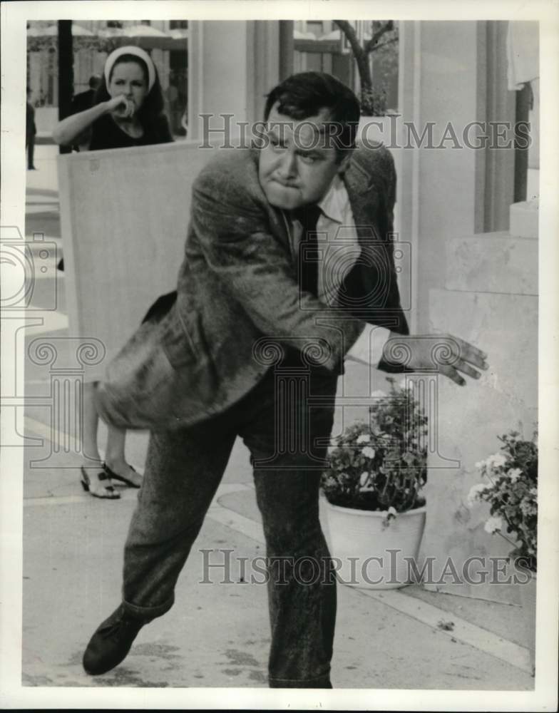 1968 Press Photo Jonathan Winters in "Now You See It, Now You Don't" - tux03480