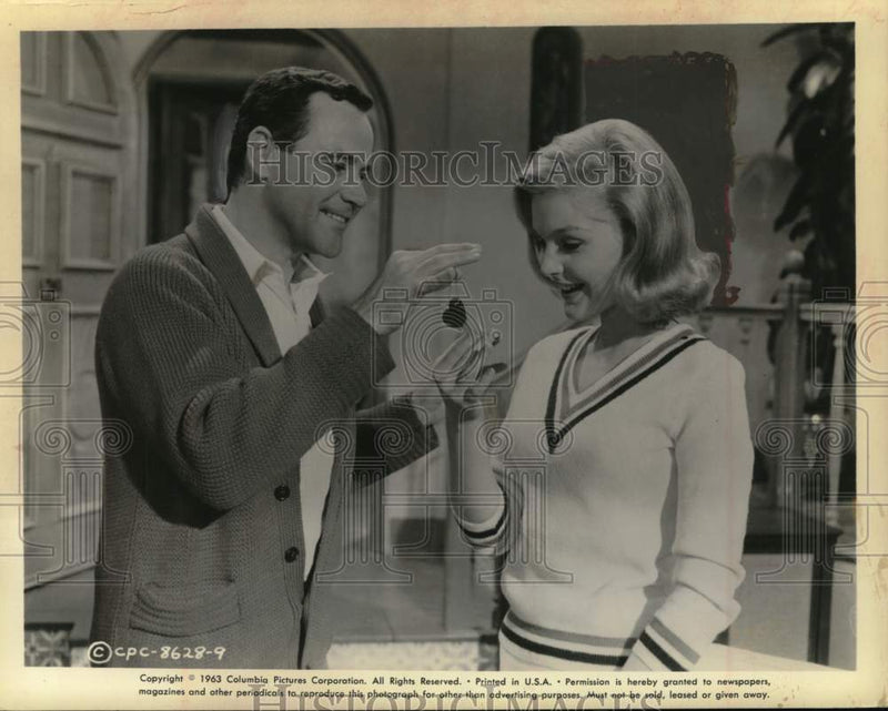 Load image into Gallery viewer, 1963 Press Photo Jack Lemmon &amp; Carol Lynley costar in movie scene - tux03802
