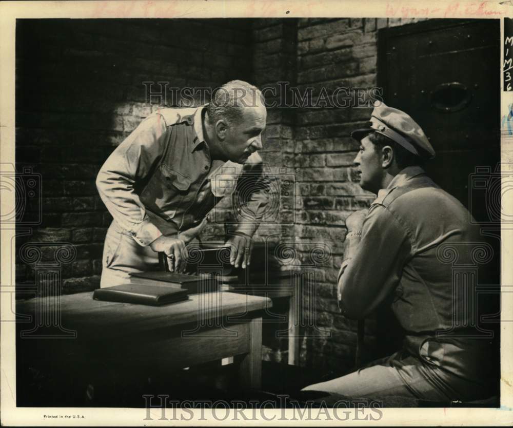 1964 Press Photo Keenan Wynn & Robert Mitchum as military officers in movie