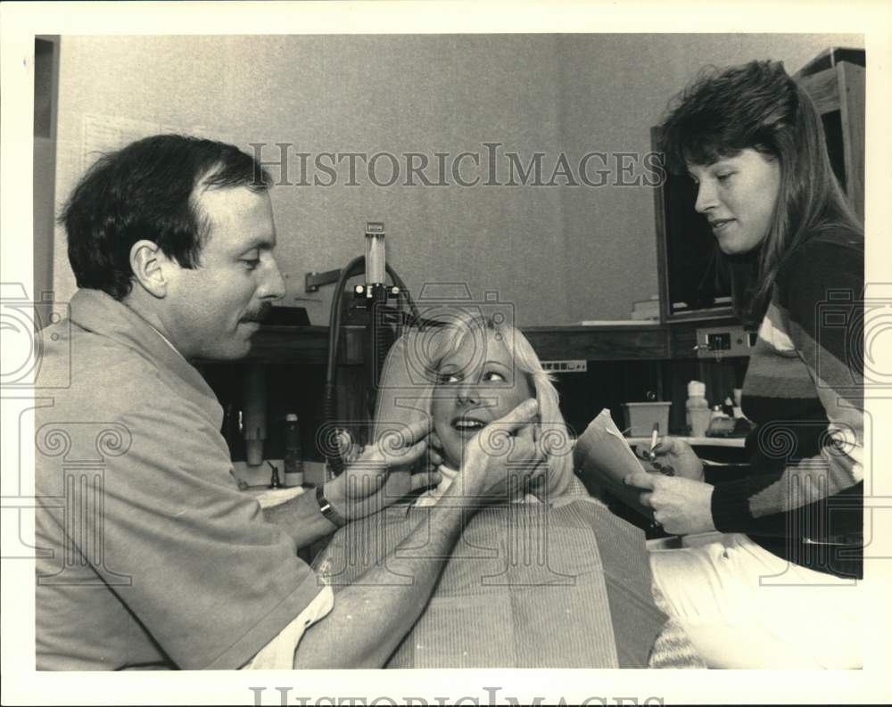 1986 Press Photo Dr. Robert Hill, Mary Smith and Kim Tremont - tux07062