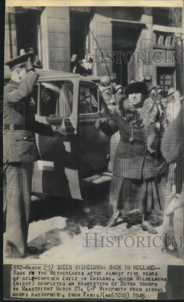 1945 Press Photo Queen Wilhelmina at Inspection in Maastricht, Holland