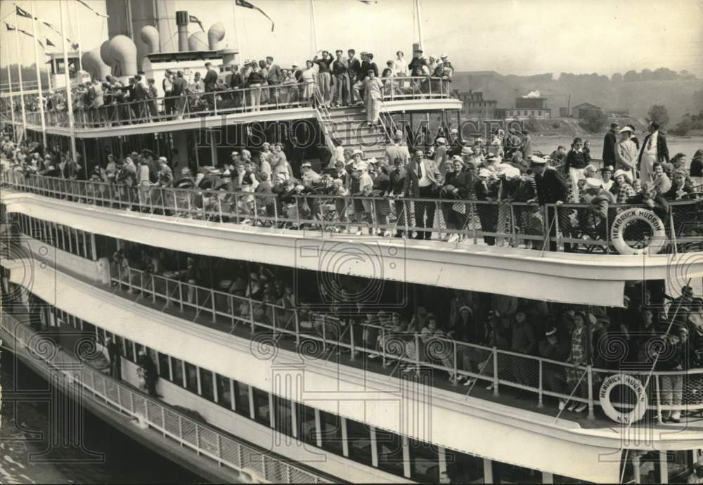 1940 Press Photo Passengers on Boat at Hudson Valley Fork in Albany, New York
