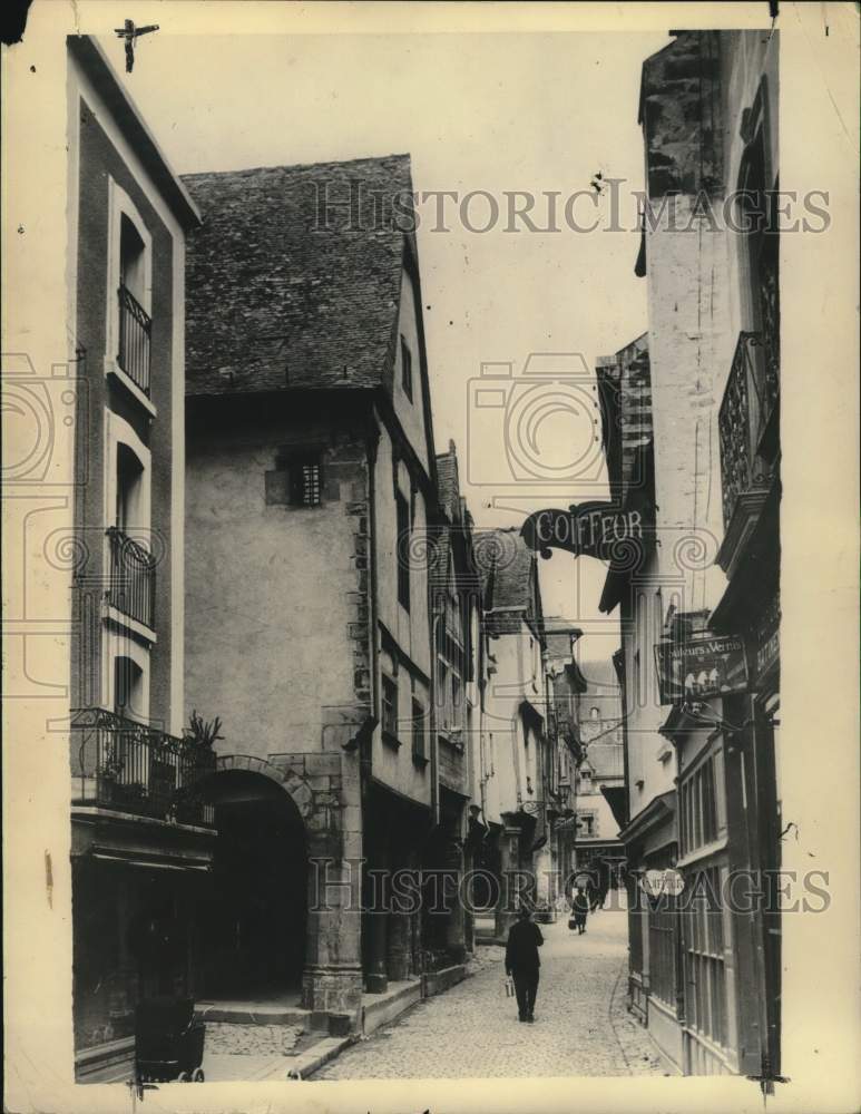 1934 Press Photo A street scene in Brittany, France - tux08768