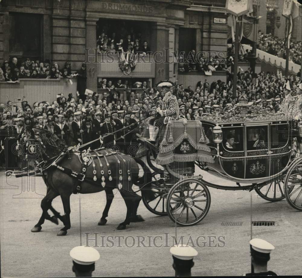1937 Press Photo Members of British royal family in coach for coronation parade
